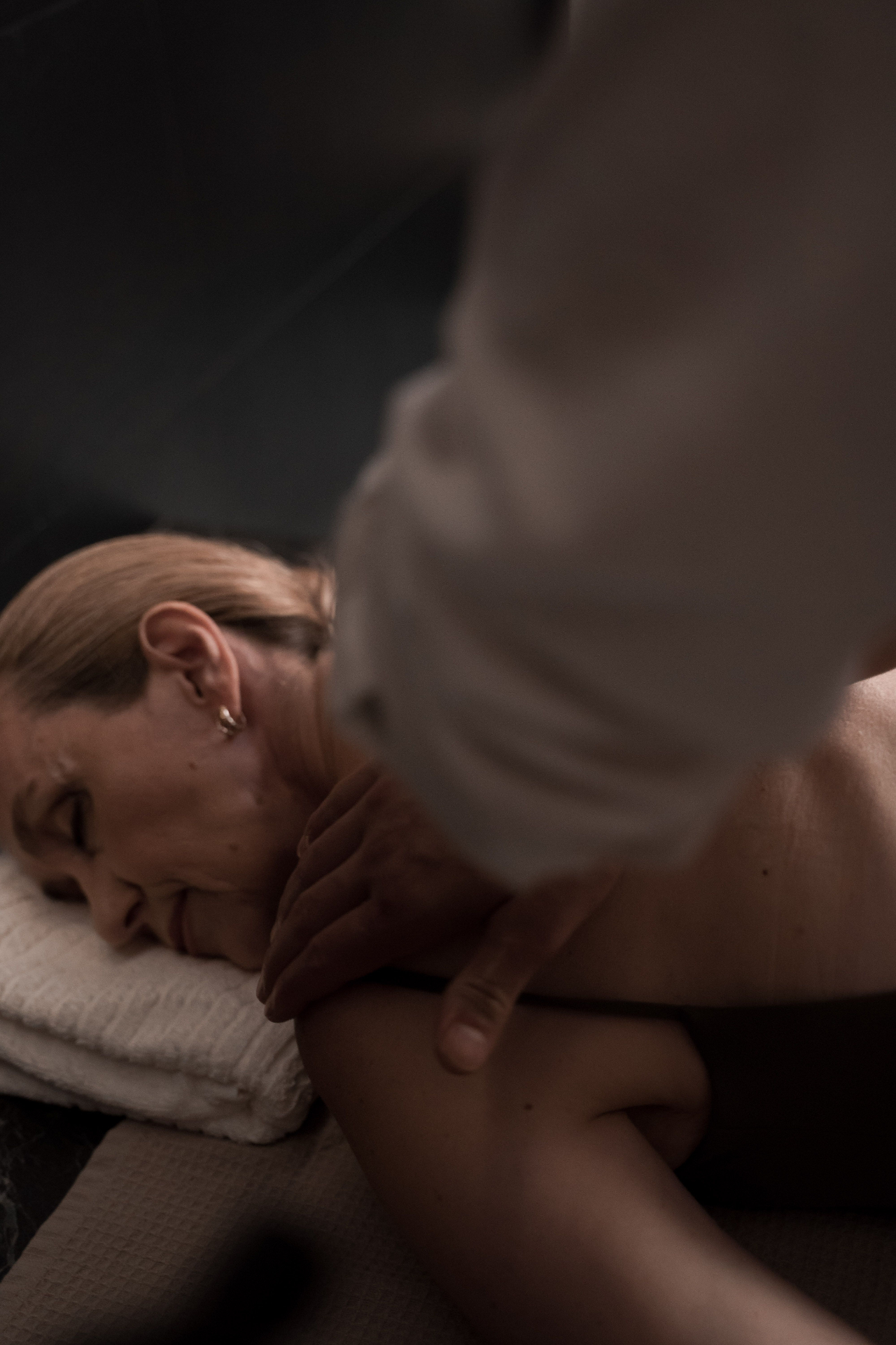 Terapeuta realizando atendimento premium em spa boutique